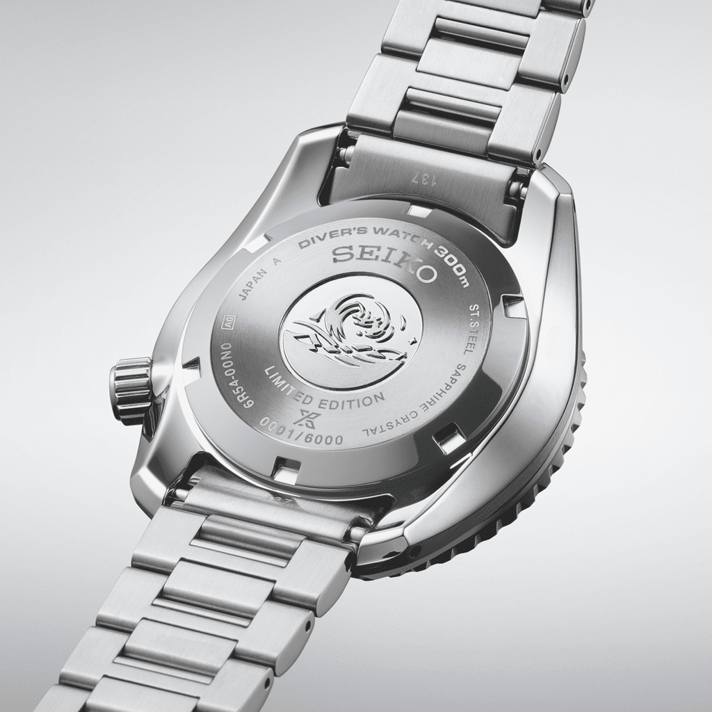 Orologio sub automatico: fondello in acciaio con incisione e bracciale a maglie