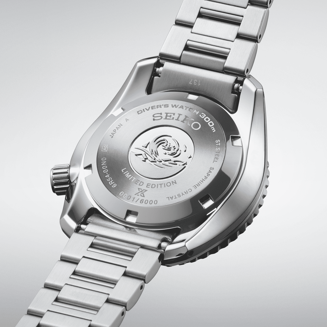 Orologio sub automatico: fondello in acciaio con incisione e bracciale a maglie