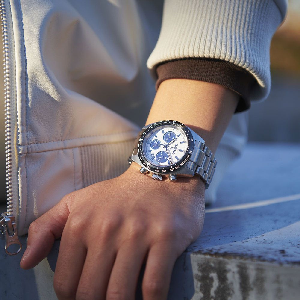 Orologio Seiko cronografo solare con quadrante bianco e bracciale in acciaio