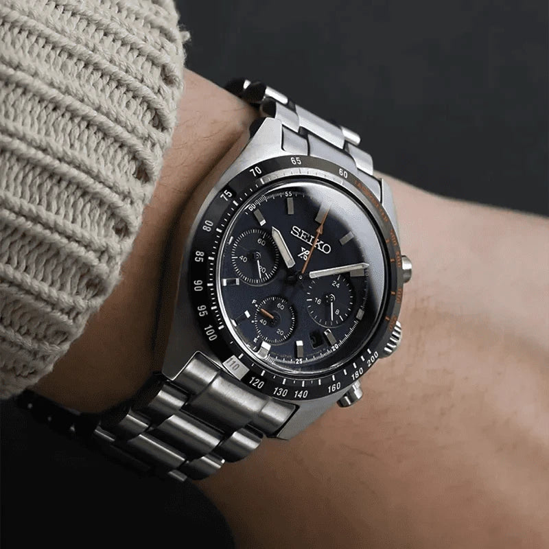 Orologio cronografo solare Seiko con bracciale in acciaio, quadrante blu e cassa 39mm