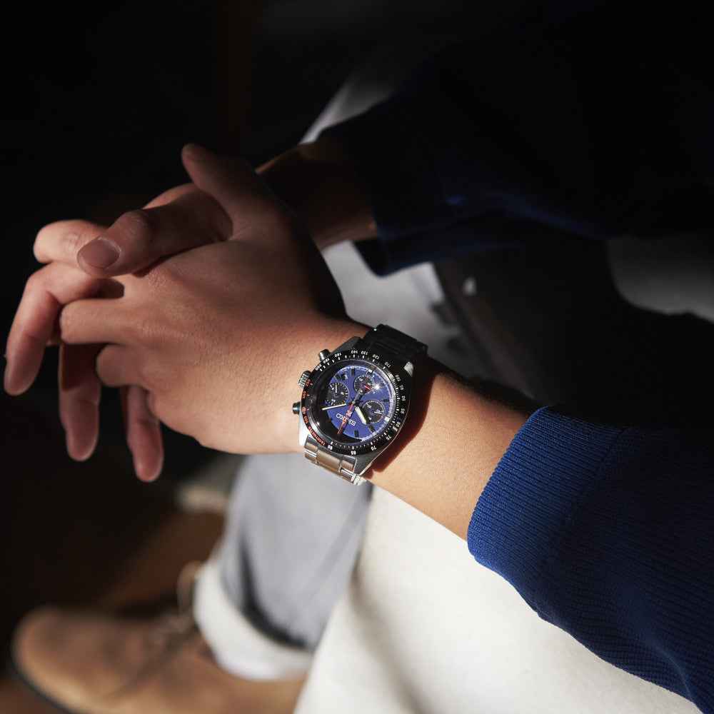 Orologio cronografo Seiko su polso, bracciale in acciaio e quadrante blu con contatori