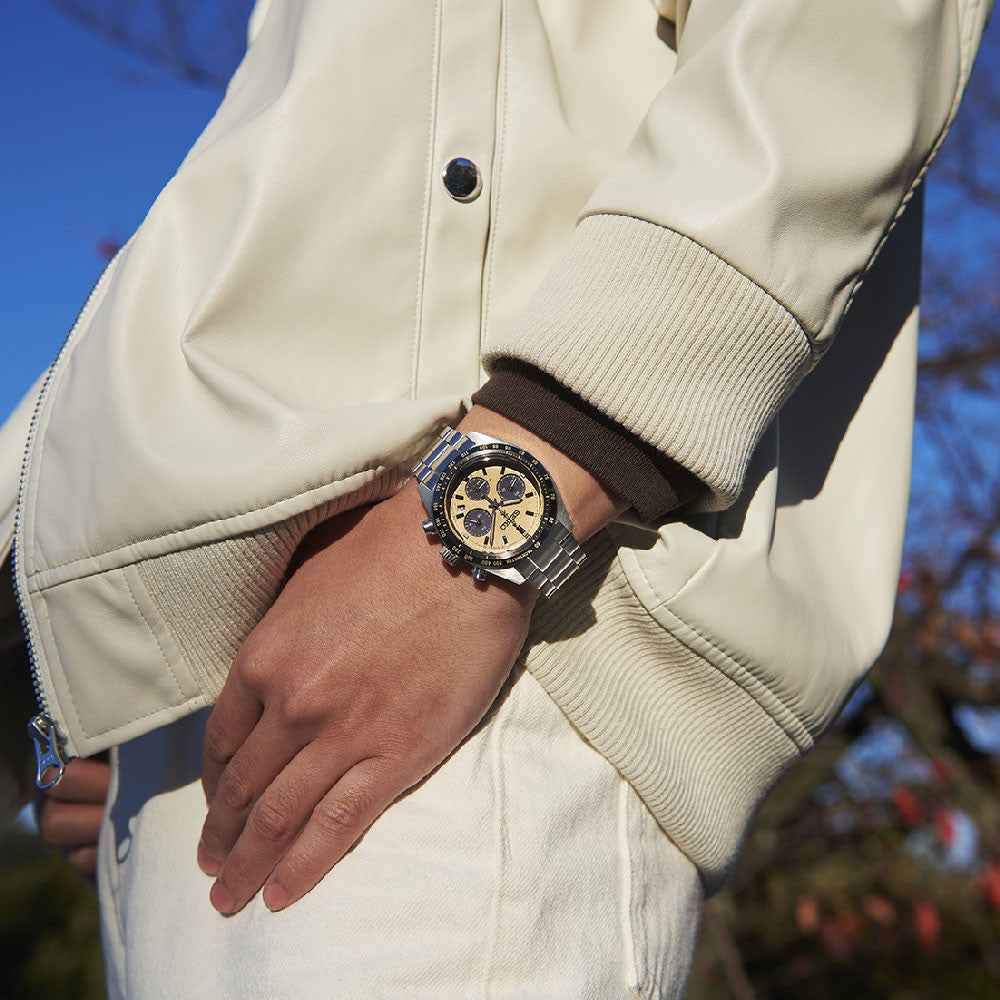 Orologio cronografo con quadrante giallo e bracciale in acciaio, al polso
