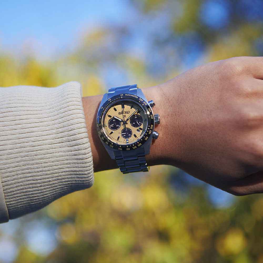 Orologio cronografo con quadrante giallo oro, bracciale blu e cassa rotonda