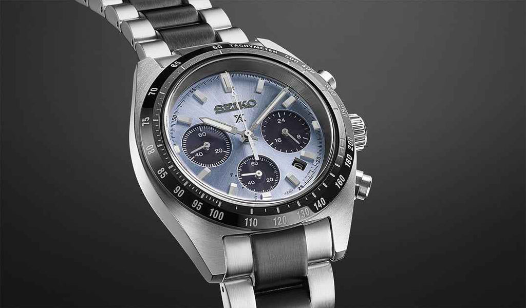 Orologio cronografo Seiko solare con quadrante ice-blue, ghiera nera e bracciale acciaio