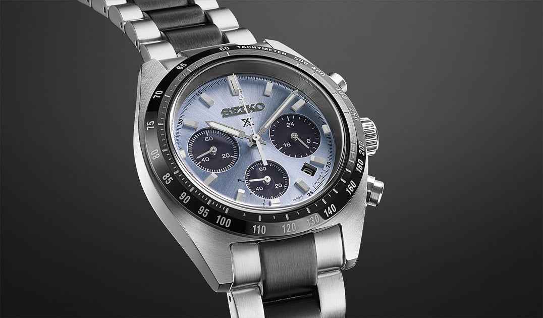 Orologio cronografo Seiko solare con quadrante ice-blue, ghiera nera e bracciale acciaio