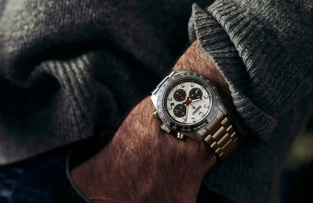 Orologio cronografo solare Seiko Prospex con bracciale in acciaio sul polso