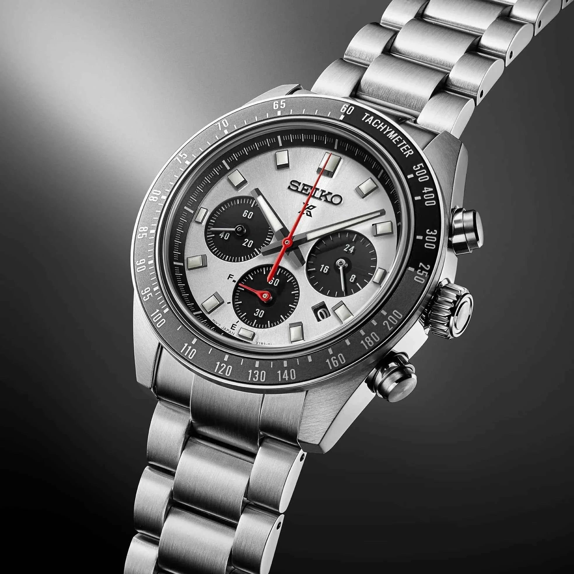 Orologio cronografo Seiko con quadrante argento sunray, tachimetro e contatori neri