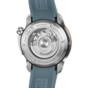 Orologio Bremont con fondello in metallo e bracciale in gomma blu