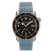 Orologio Bremont Submariner con quadrante nero e bracciale in gomma blu