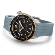 Orologio Bremont con quadrante nero e bracciale in gomma blu, vista laterale