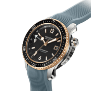 Orologio Bremont con quadrante nero, lunetta bronzo e bracciale in gomma blu