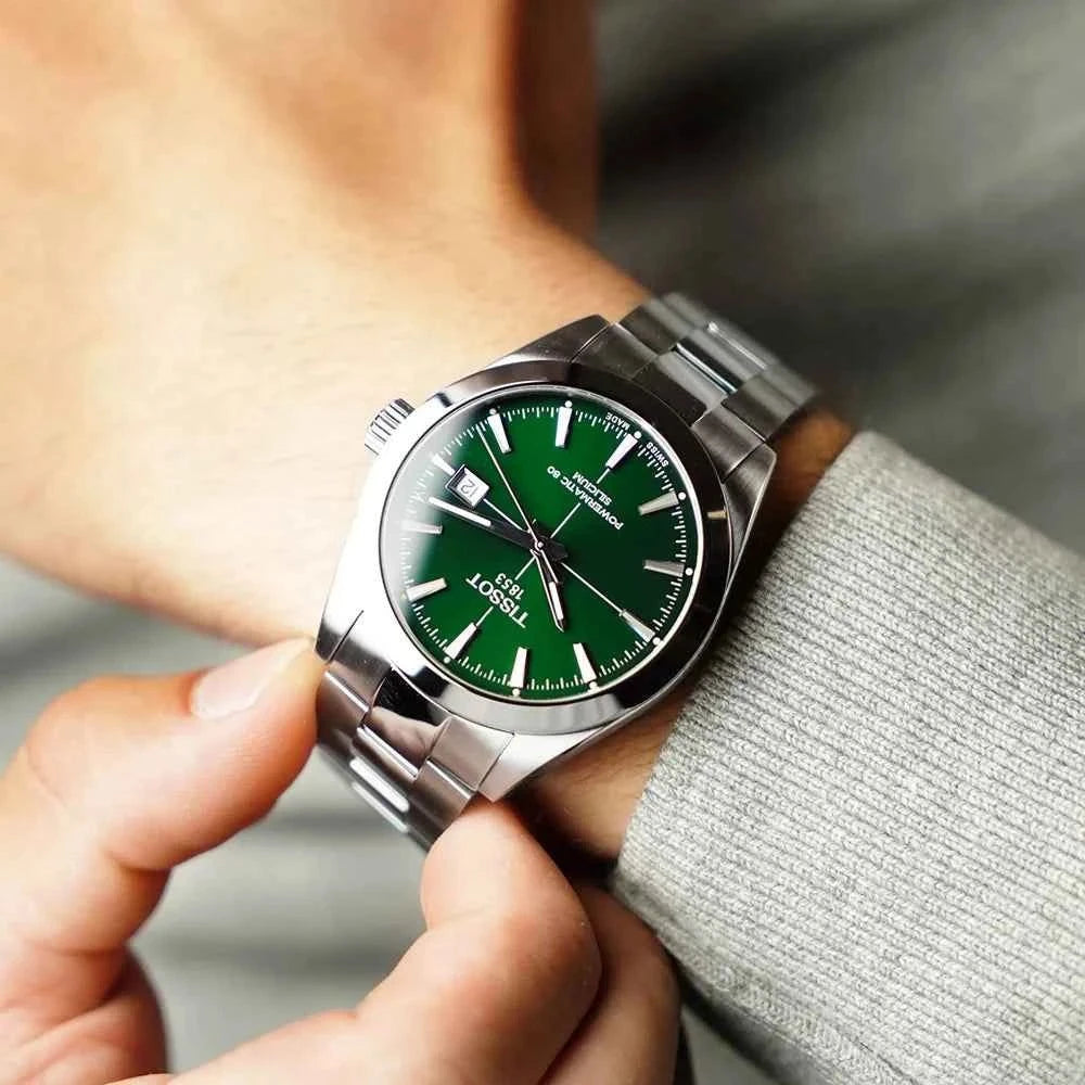 Orologio automatico Tissot con quadrante verde e bracciale in acciaio indossato al polso