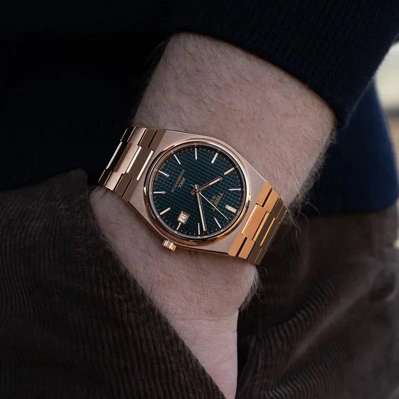 Orologio automatico oro rosa con quadrante blu su polso, bracciale a maglia