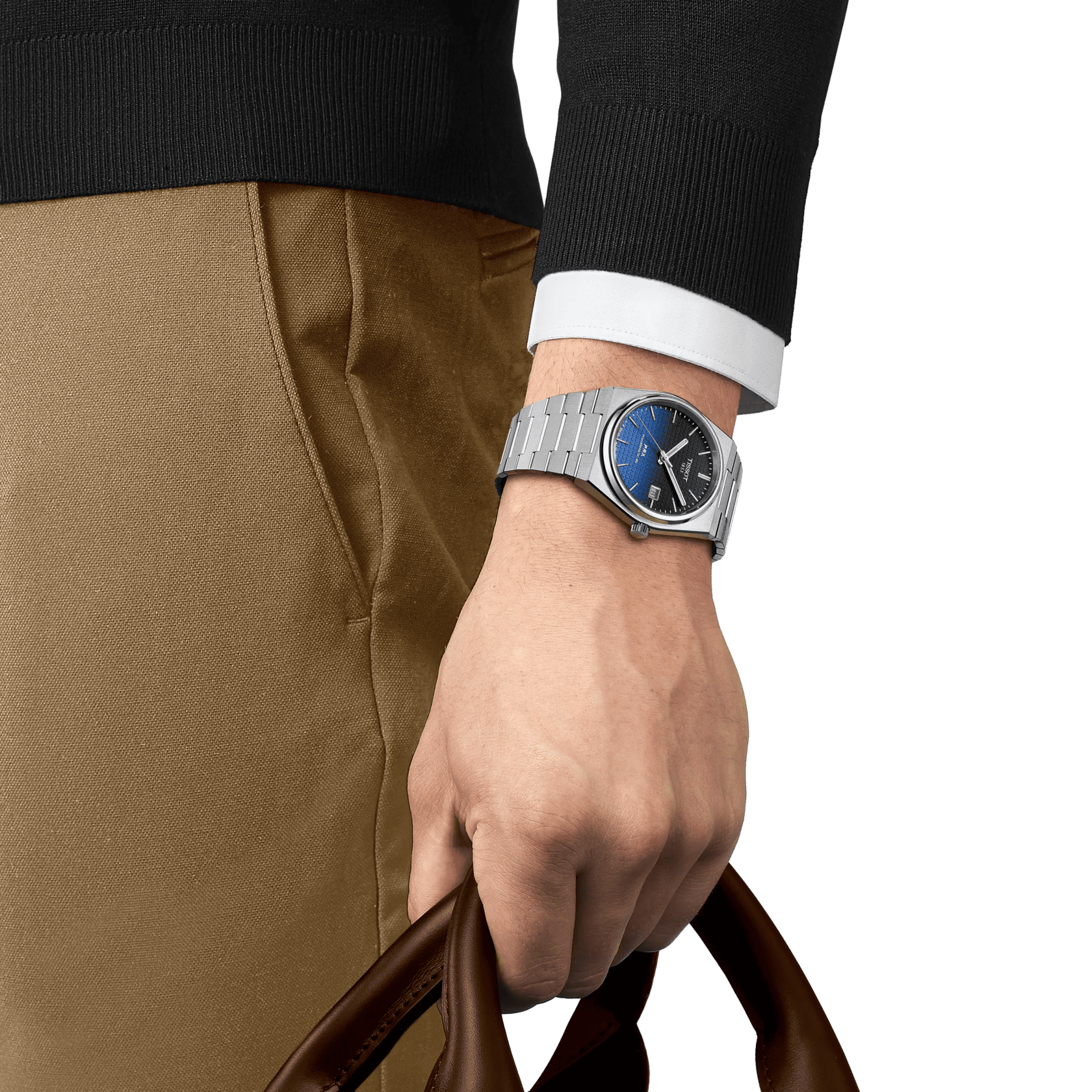 Orologio Tissot su polso con cinturino in acciaio e quadrante blu