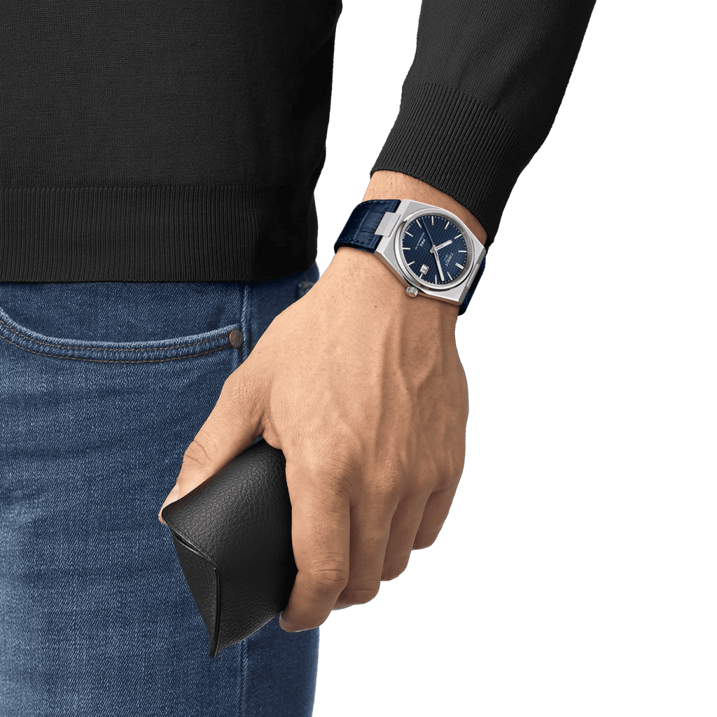 Orologio con quadrante blu scuro e cinturino in pelle blu scuro, indossato al polso