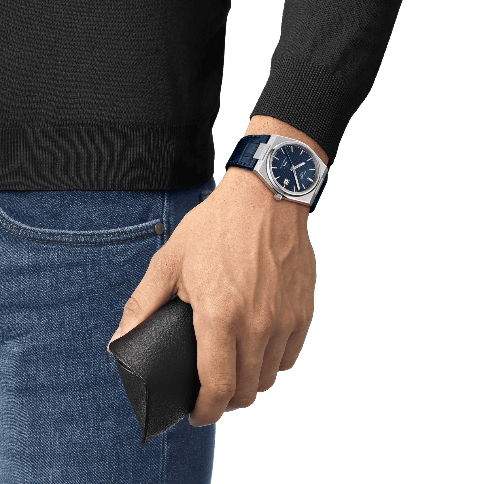 Orologio con quadrante blu scuro e cinturino in pelle blu scuro, indossato al polso