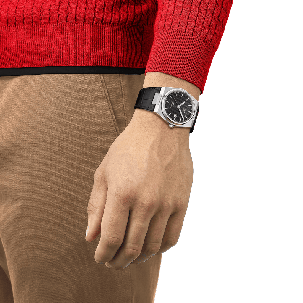 Orologio Tissot PRX al polso, quadrante nero e cinturino in pelle nera