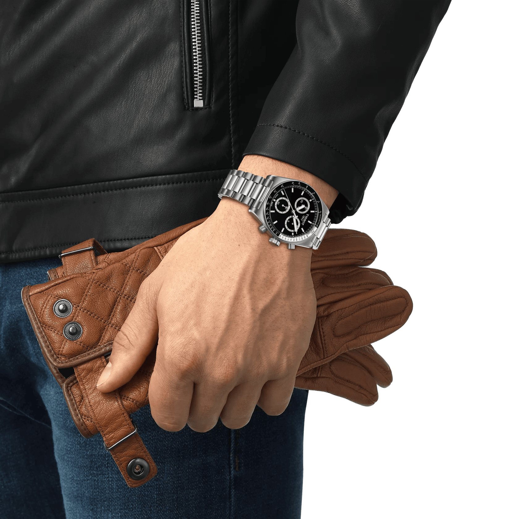 Orologio cronografo al polso con quadrante nero e bracciale in acciaio.