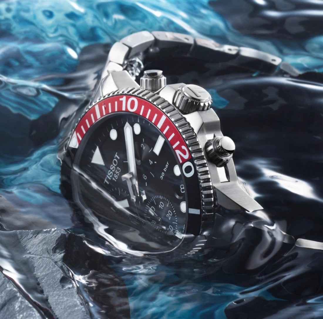 Orologio subacqueo con quadrante nero e cronografo, lunetta rossa e casse in acciaio