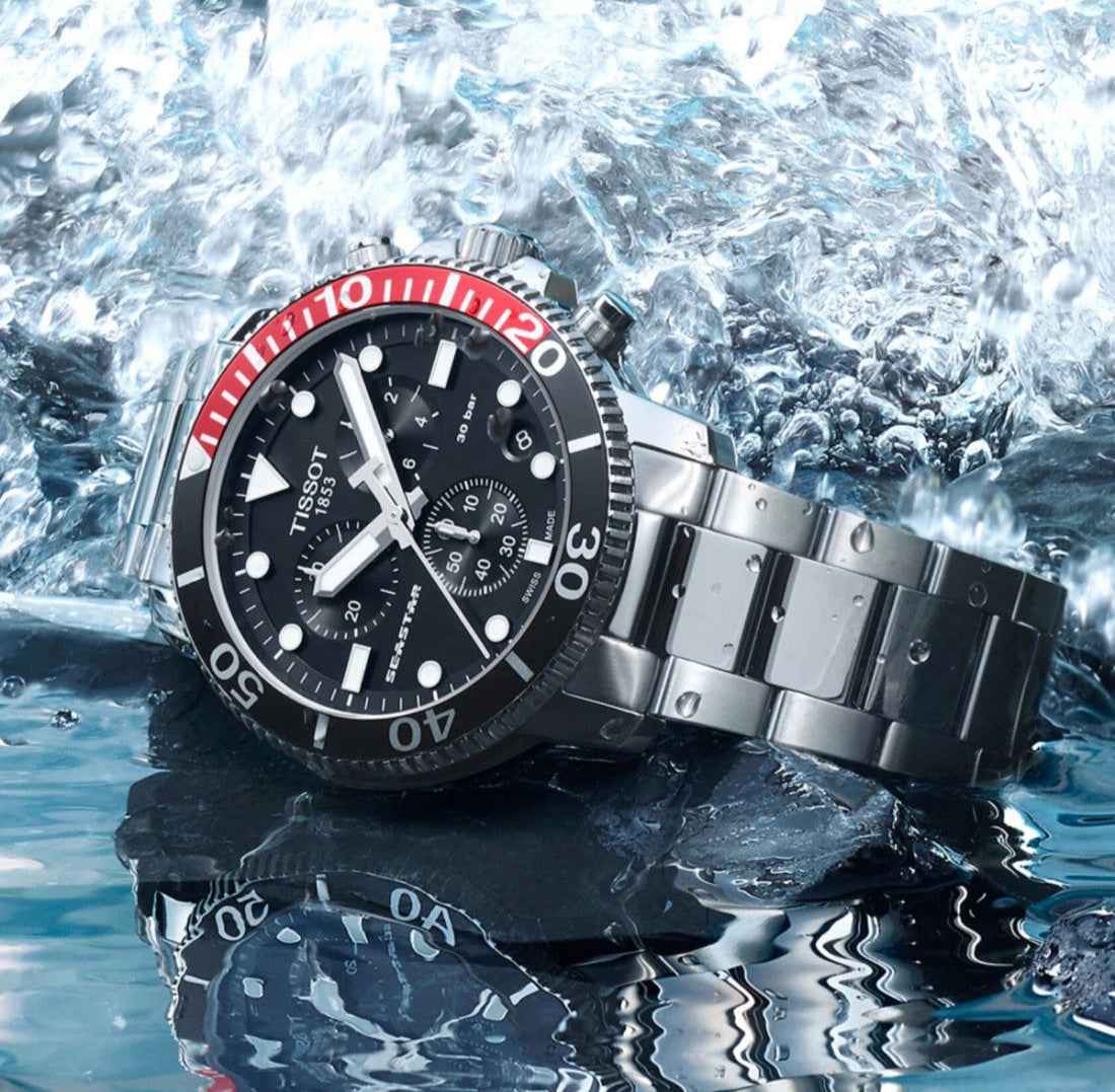Orologio subacqueo nero con cronografo e bracciale d’acciaio, lunetta rossa
