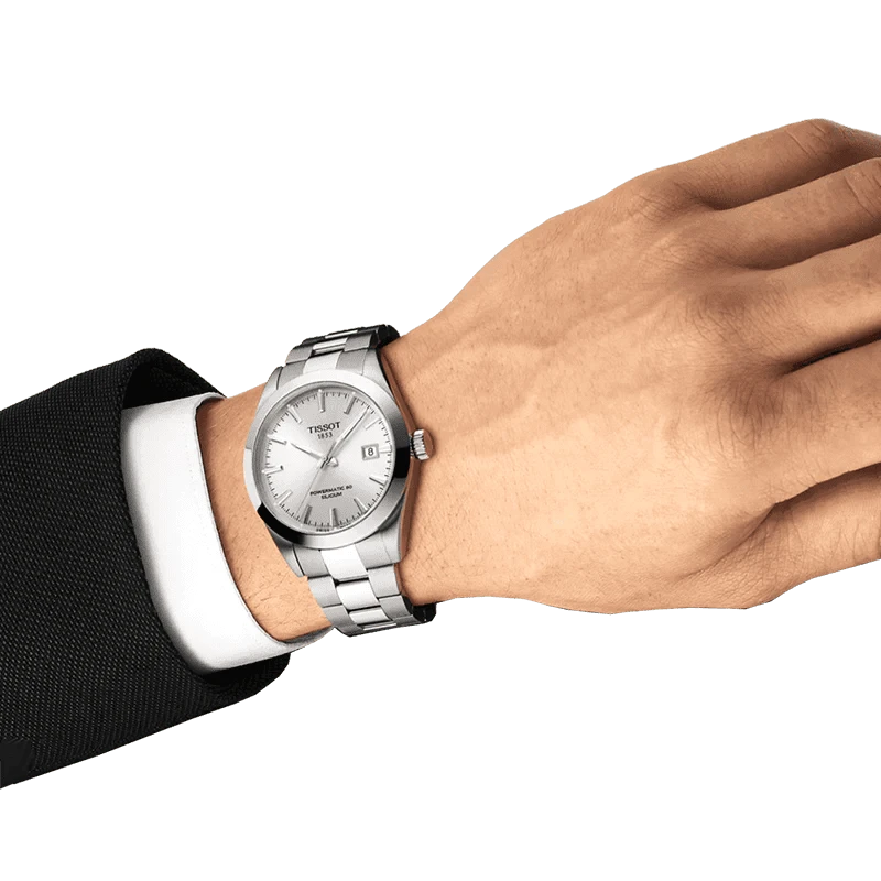 Orologio Tissot con quadrante argento e bracciale in acciaio, indossato al polso