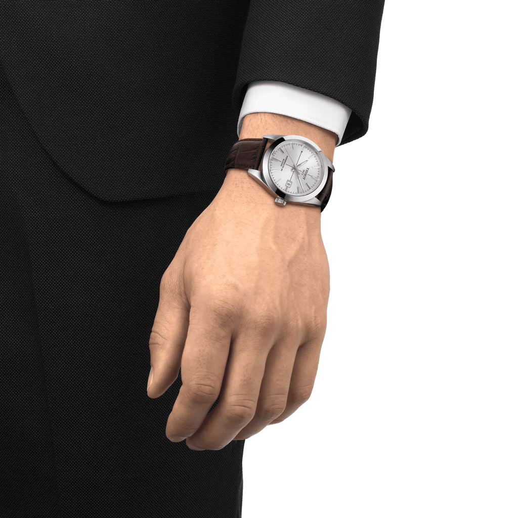 Orologio Tissot con quadrante argento e cinturino in pelle marrone, su polso