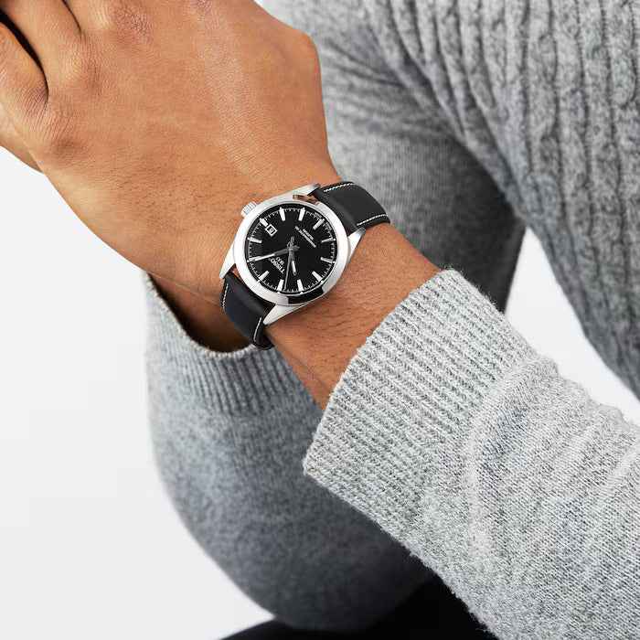 Orologio nero su nero al polso, cassa argento e cinturino in pelle nera