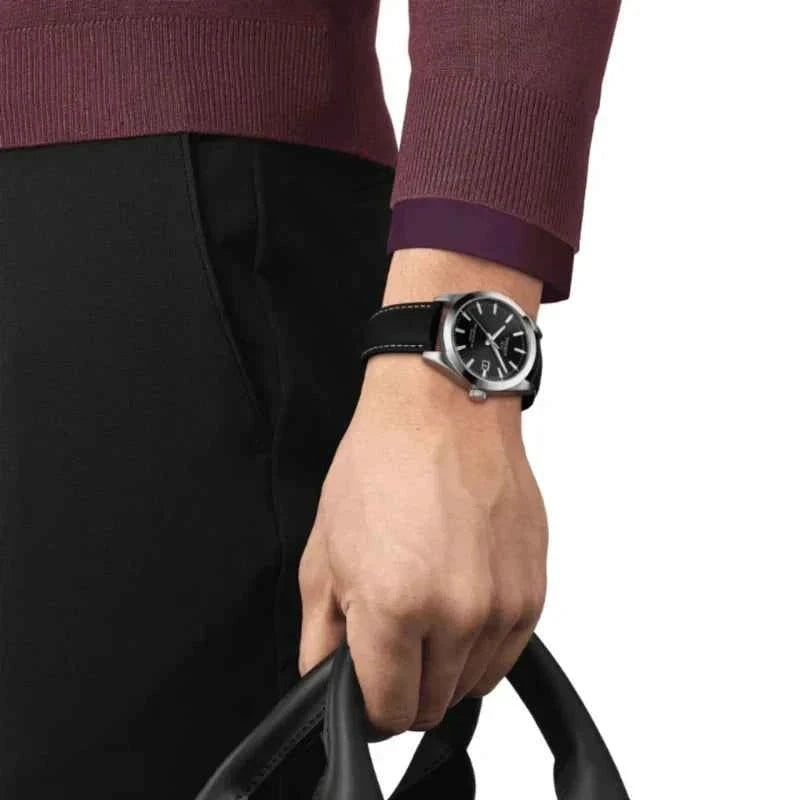 Orologio nero su nero con quadrante nero e cinturino in pelle, indossato