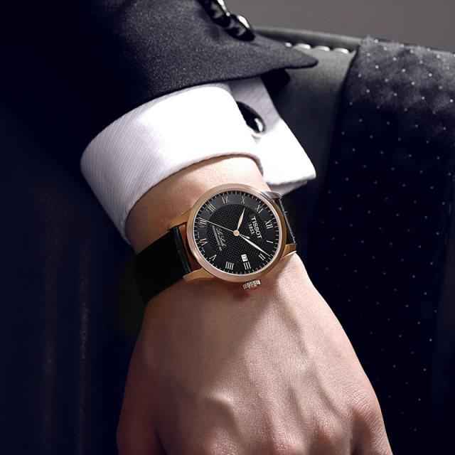 Orologio al polso con quadrante nero e cassa oro rosa su cinturino in pelle nera