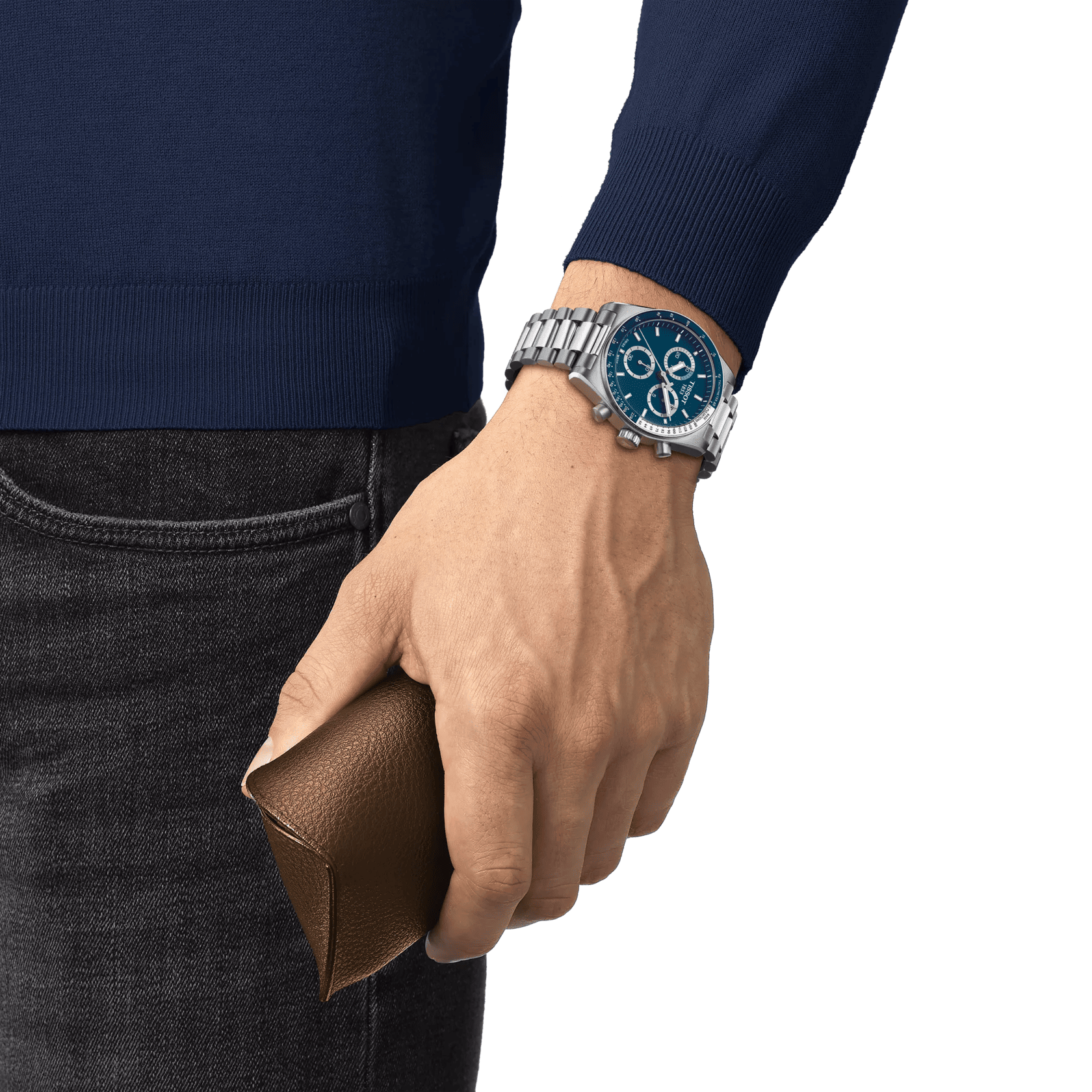 Orologio cronografo con quadrante blu e bracciale in acciaio, indossato al polso
