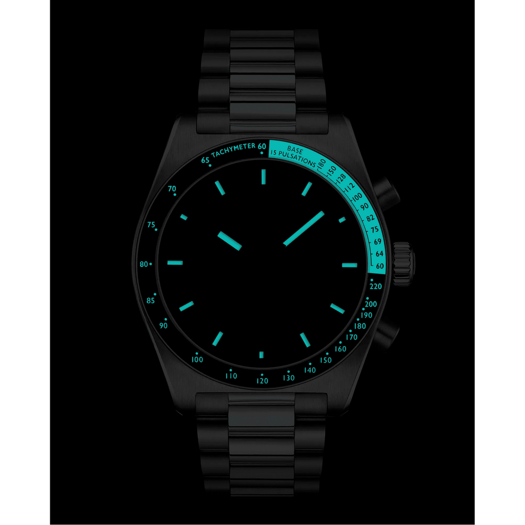 Orologio cronografo con quadrante nero e lancette luminescenti azzurre