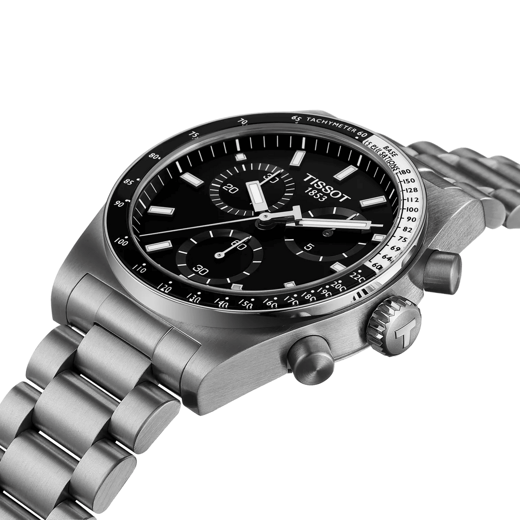 Orologio cronografo con quadrante nero e bracciale in acciaio, tre contatori.