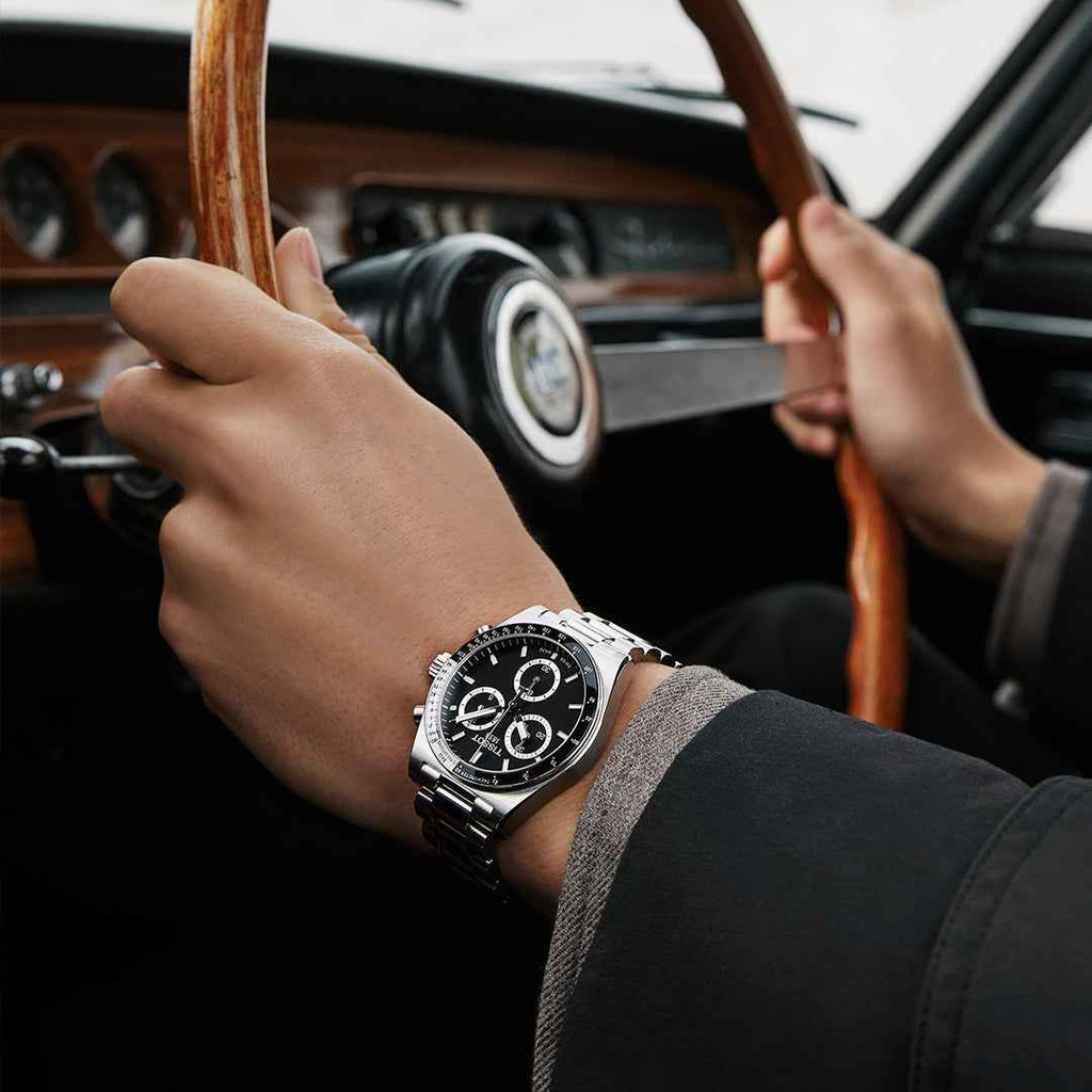 Orologio cronografo Tissot al polso con quadrante nero e bracciale in acciaio