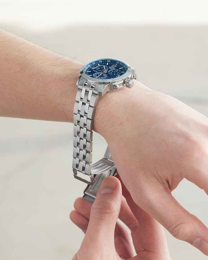 Orologio cronografo da polso con quadrante blu e bracciale in acciaio, al polso