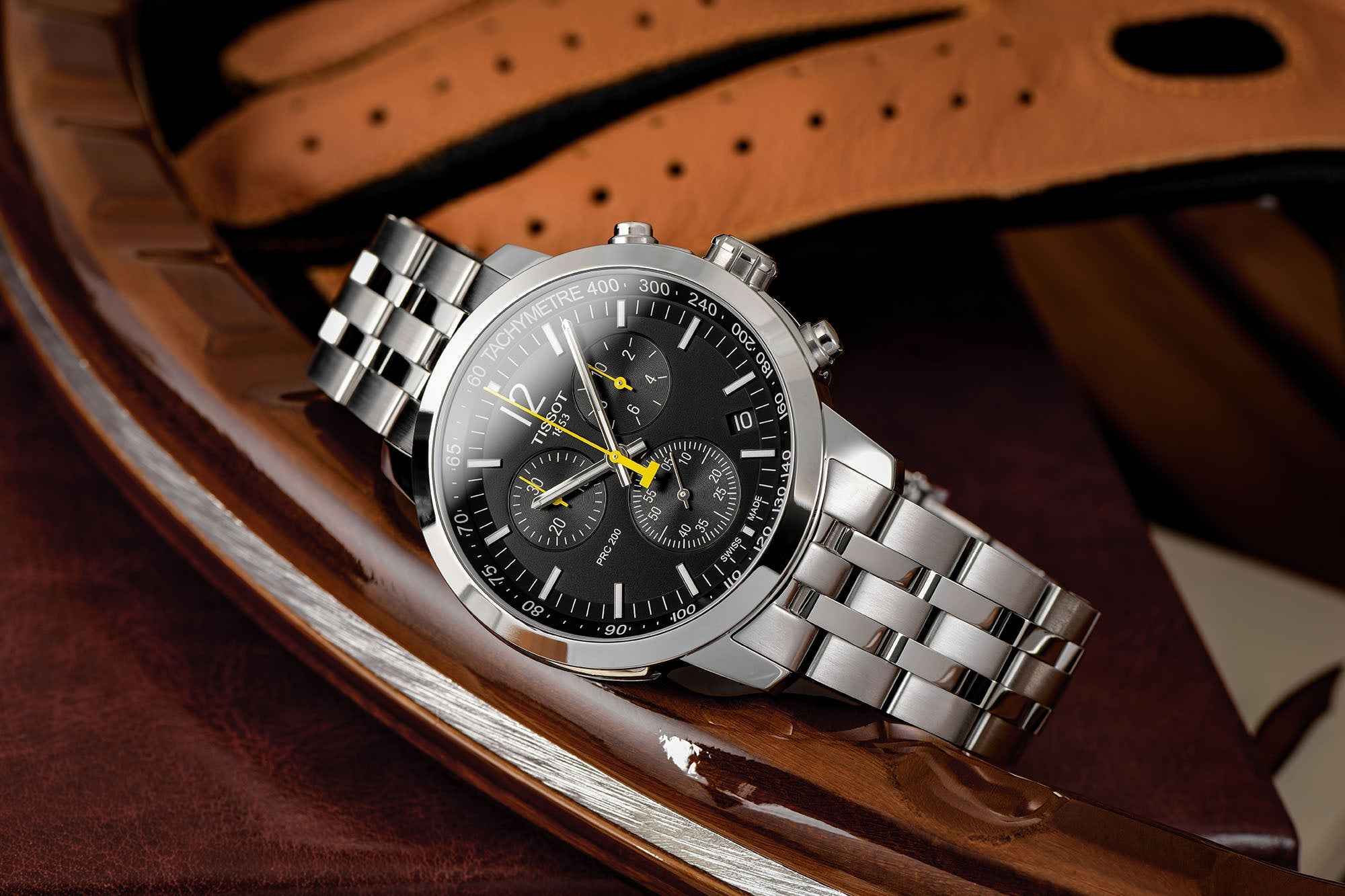 Orologio cronografo con quadrante nero e lancette gialle, bracciale in acciaio
