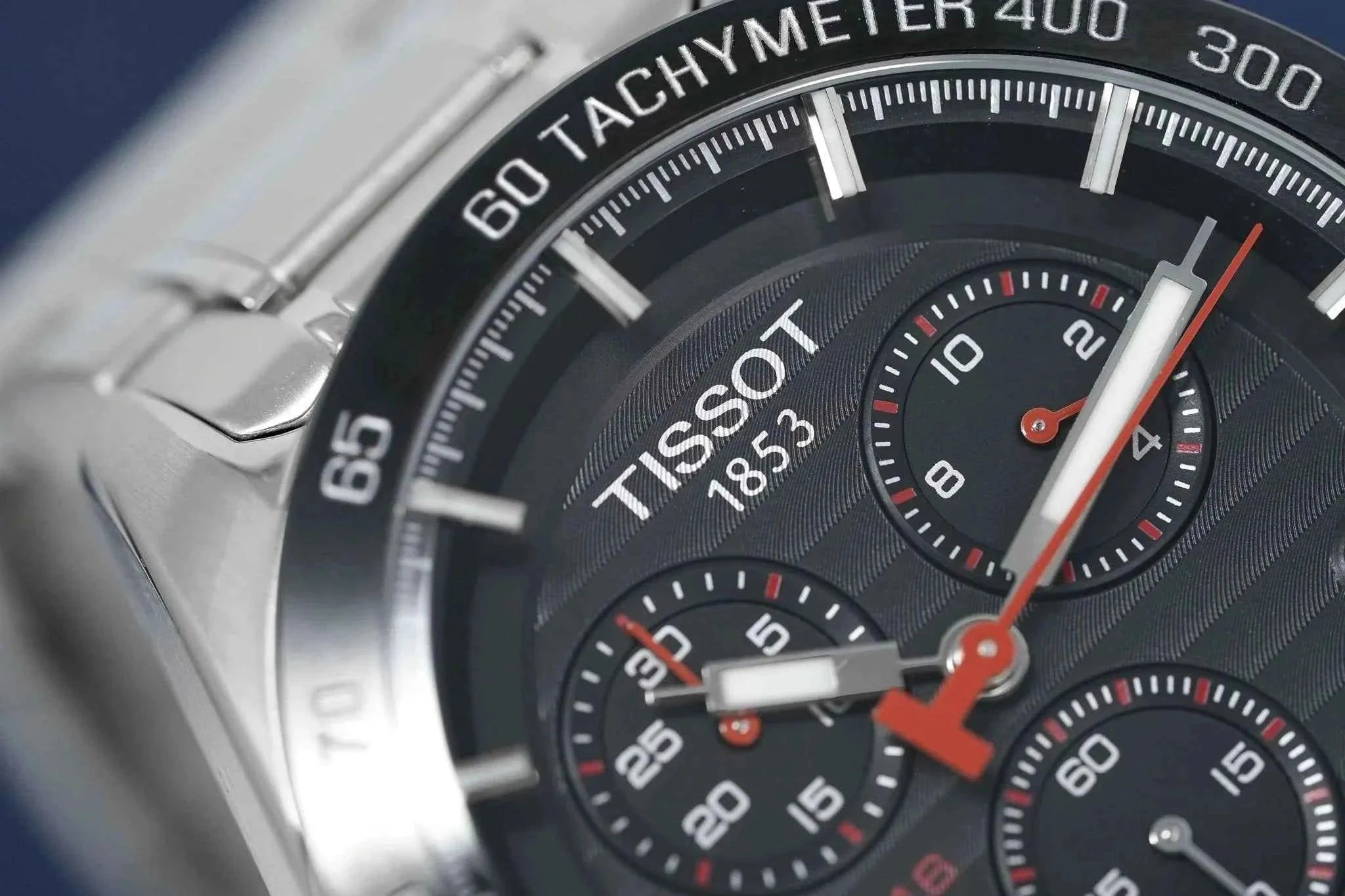 Orologio cronografo Tissot, quadrante nero con tachimetro e contatori rossi.