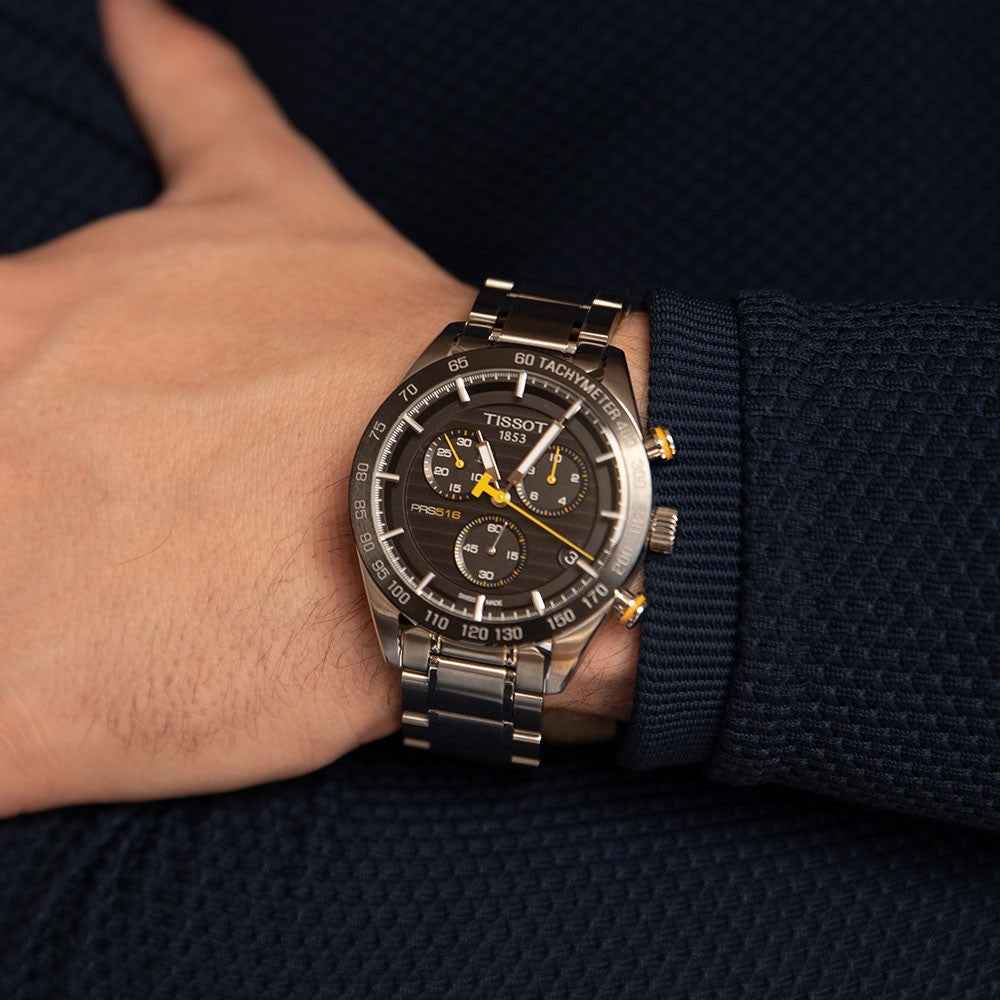 Orologio cronografo da uomo con quadrante nero e bracciale in acciaio su cinturino blu