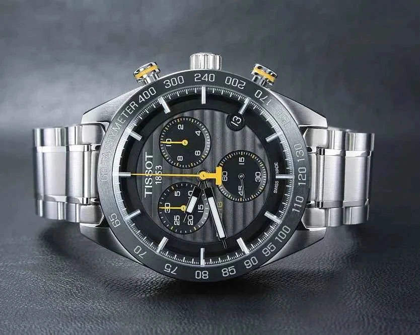 Orologio cronografo Tissot con cassa in acciaio, quadrante nero e bracciale a maglie