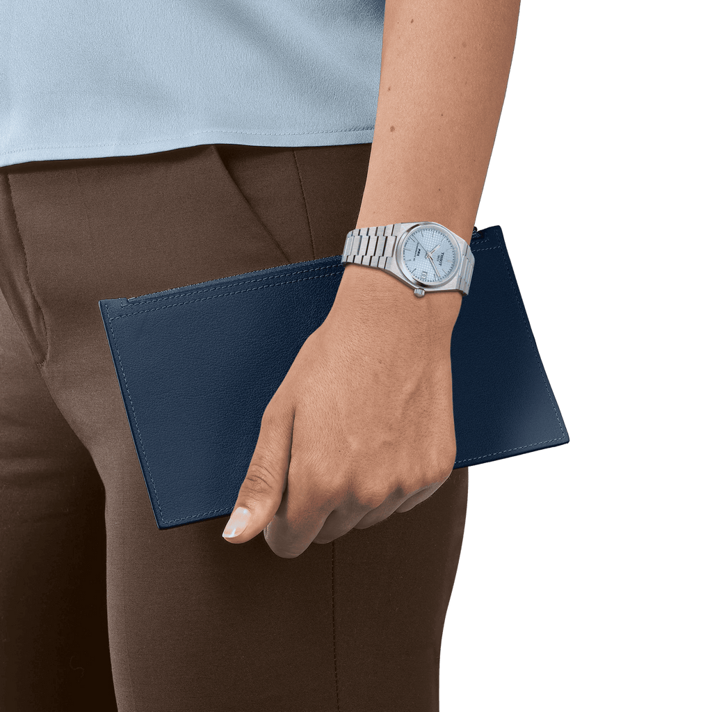 Orologio Tissot PRX con bracciale in acciaio e quadrante azzurro ghiaccio, al polso