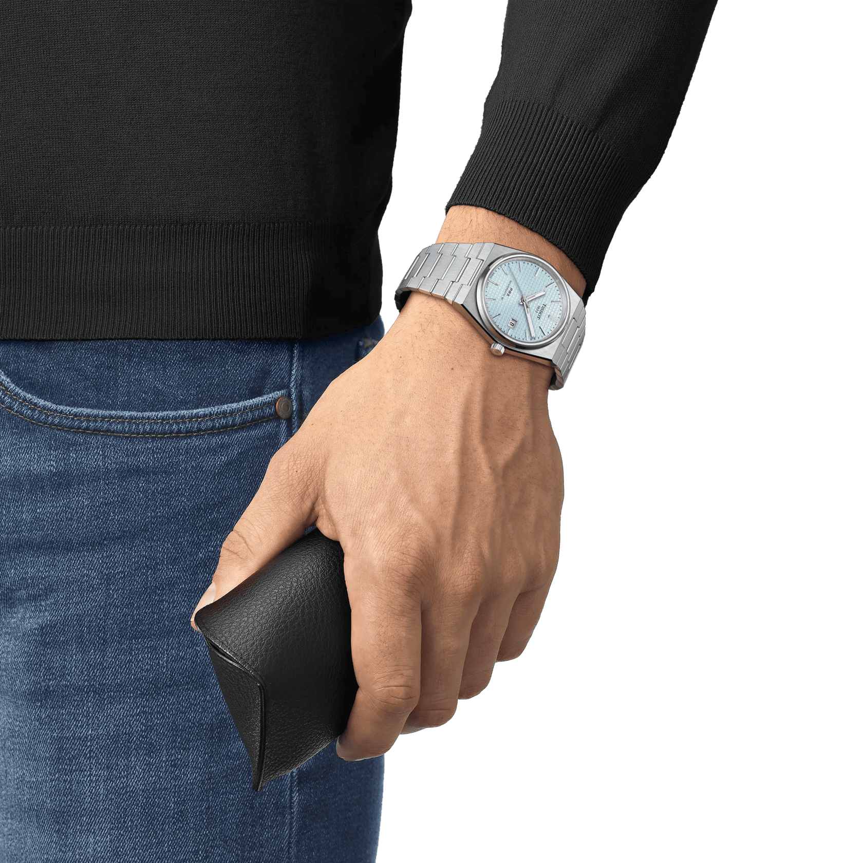 Orologio automatico sul polso con quadrante azzurro e bracciale in acciaio.