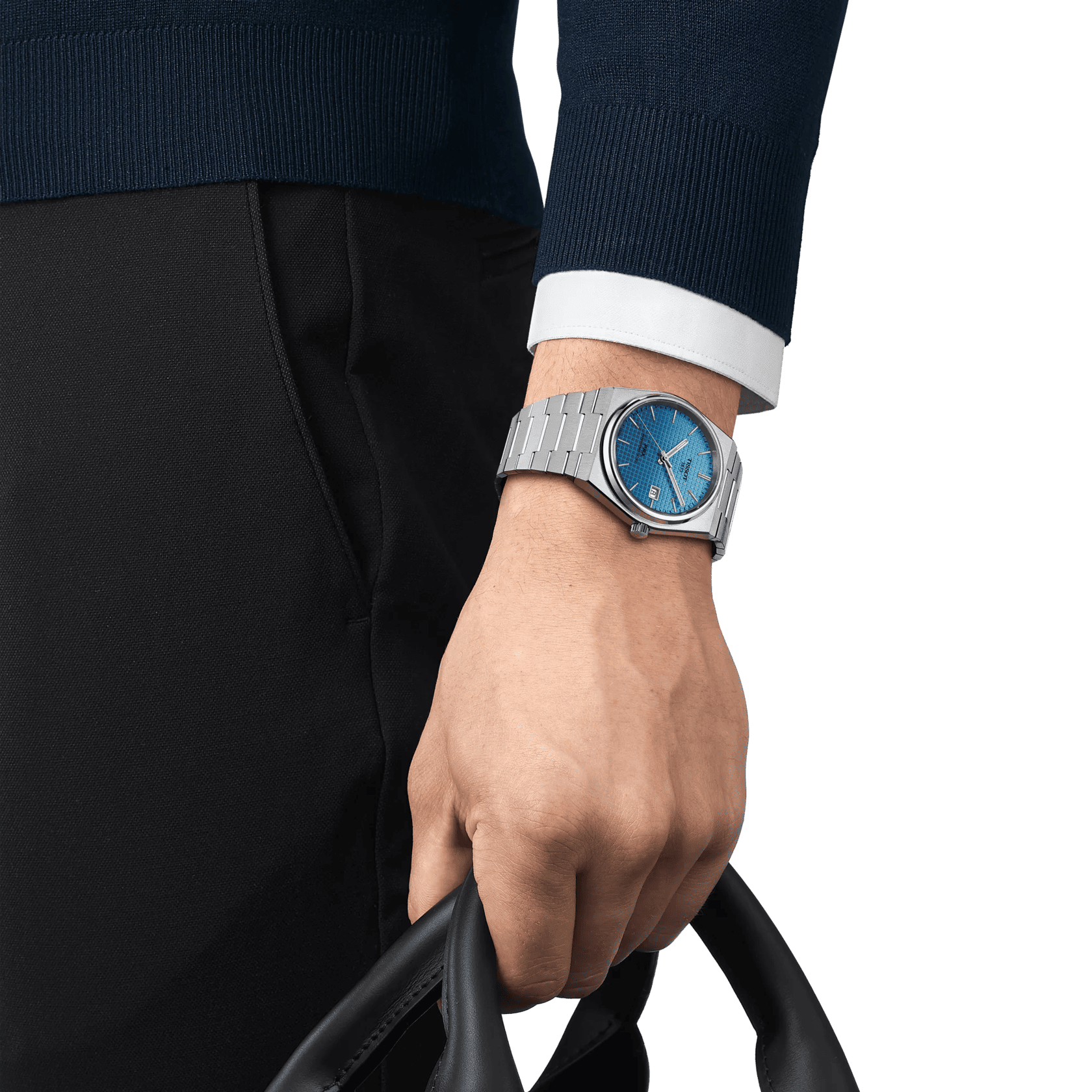 Orologio Tissot PRX automatico sul polso, quadrante blu e bracciale d’acciaio