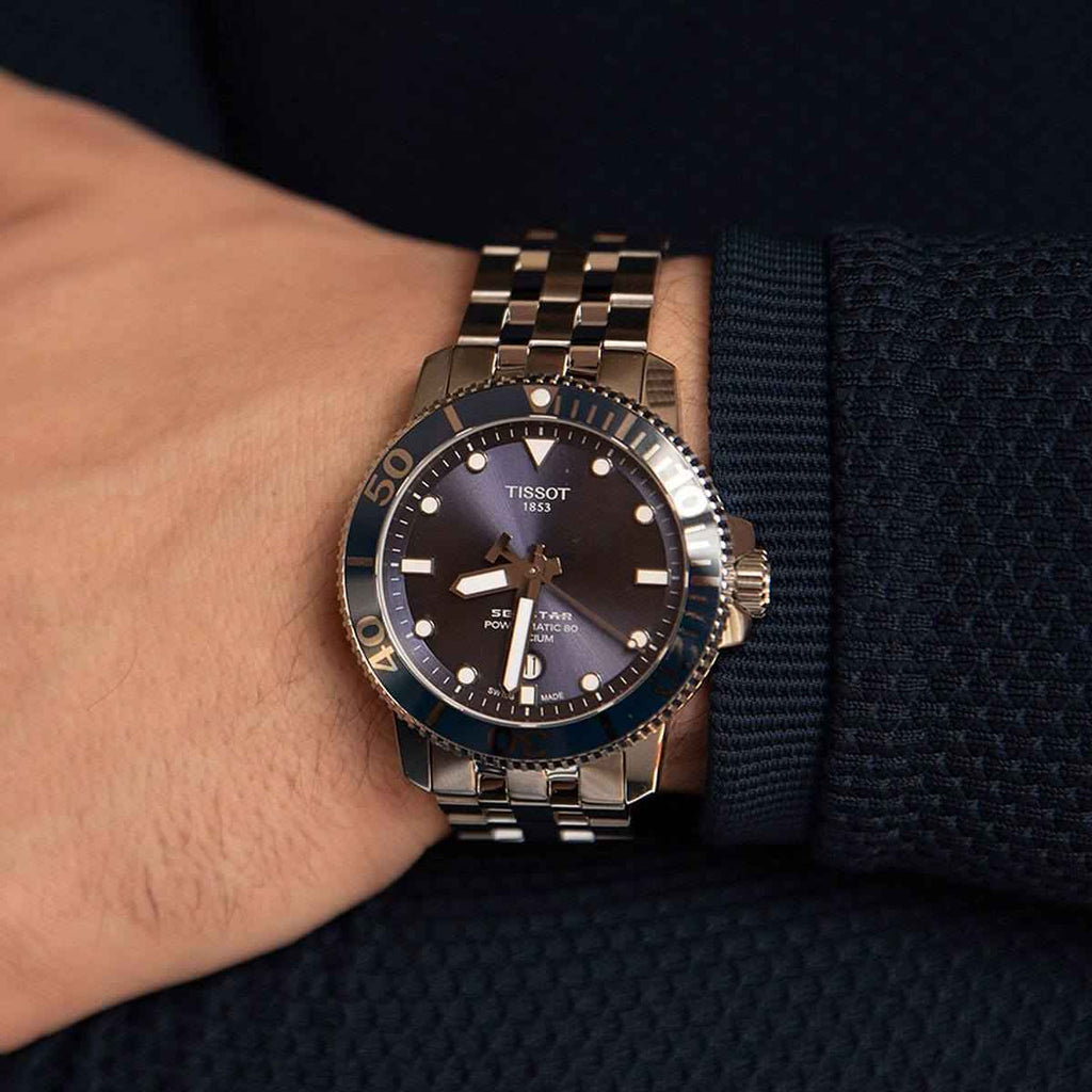 Orologio automatico con bracciale in acciaio e quadrante blu scuro, lunetta zigrinata