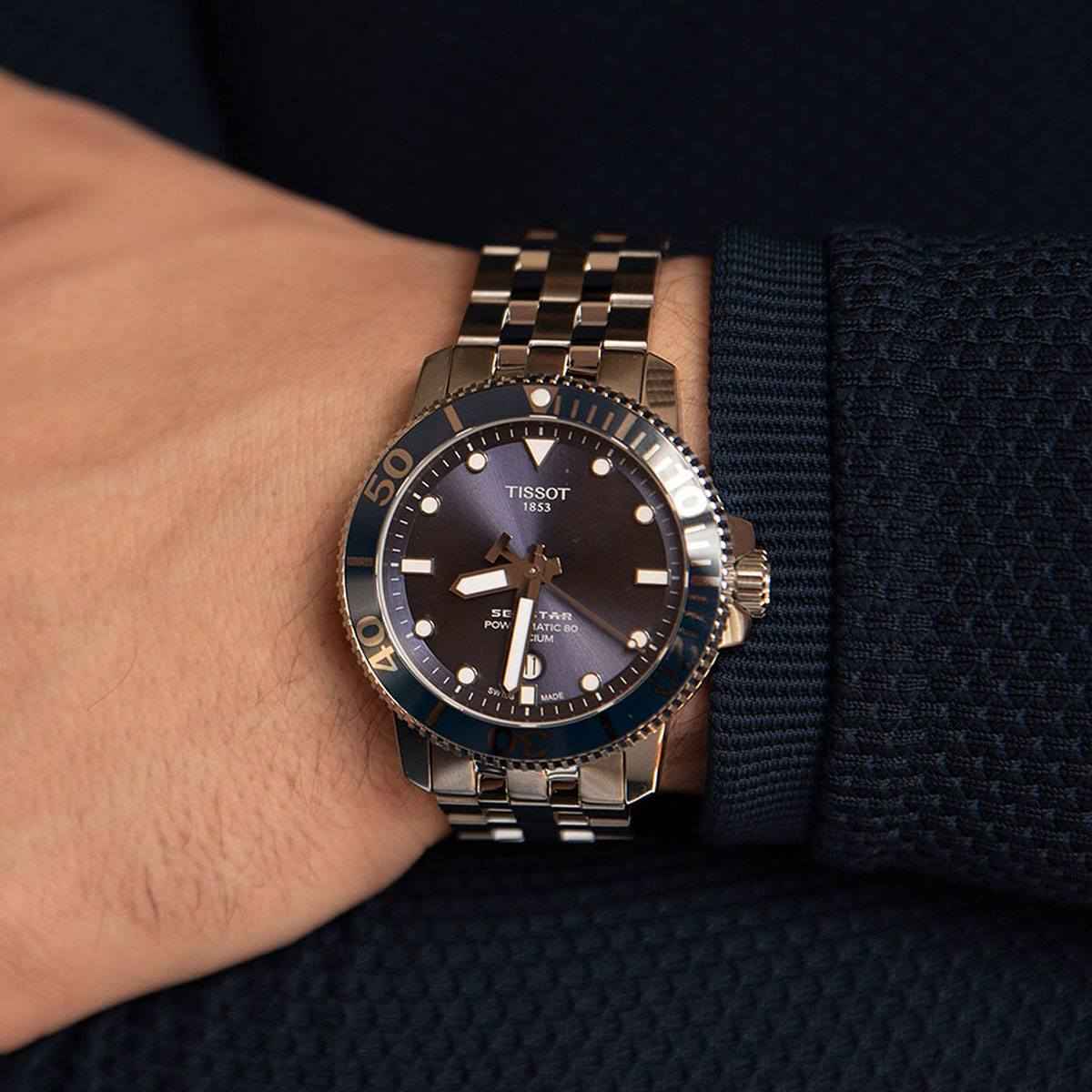 Orologio automatico con bracciale in acciaio e quadrante blu scuro, lunetta zigrinata