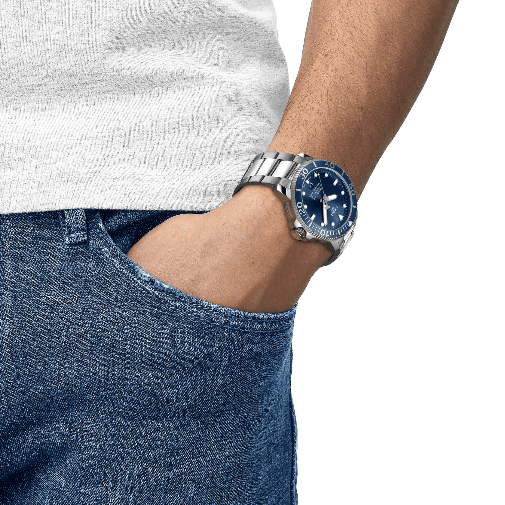Orologio sub automatico Tissot con quadrante blu e bracciale in acciaio su polso