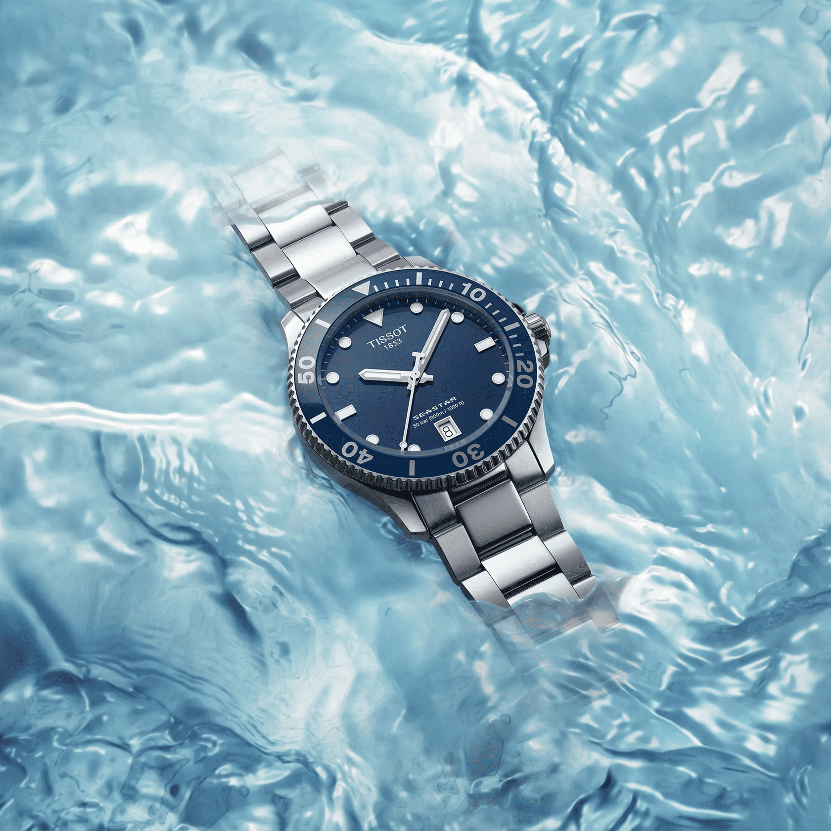 Orologio Tissot con quadrante blu e bracciale in acciaio, lunetta con numeri e indici.
