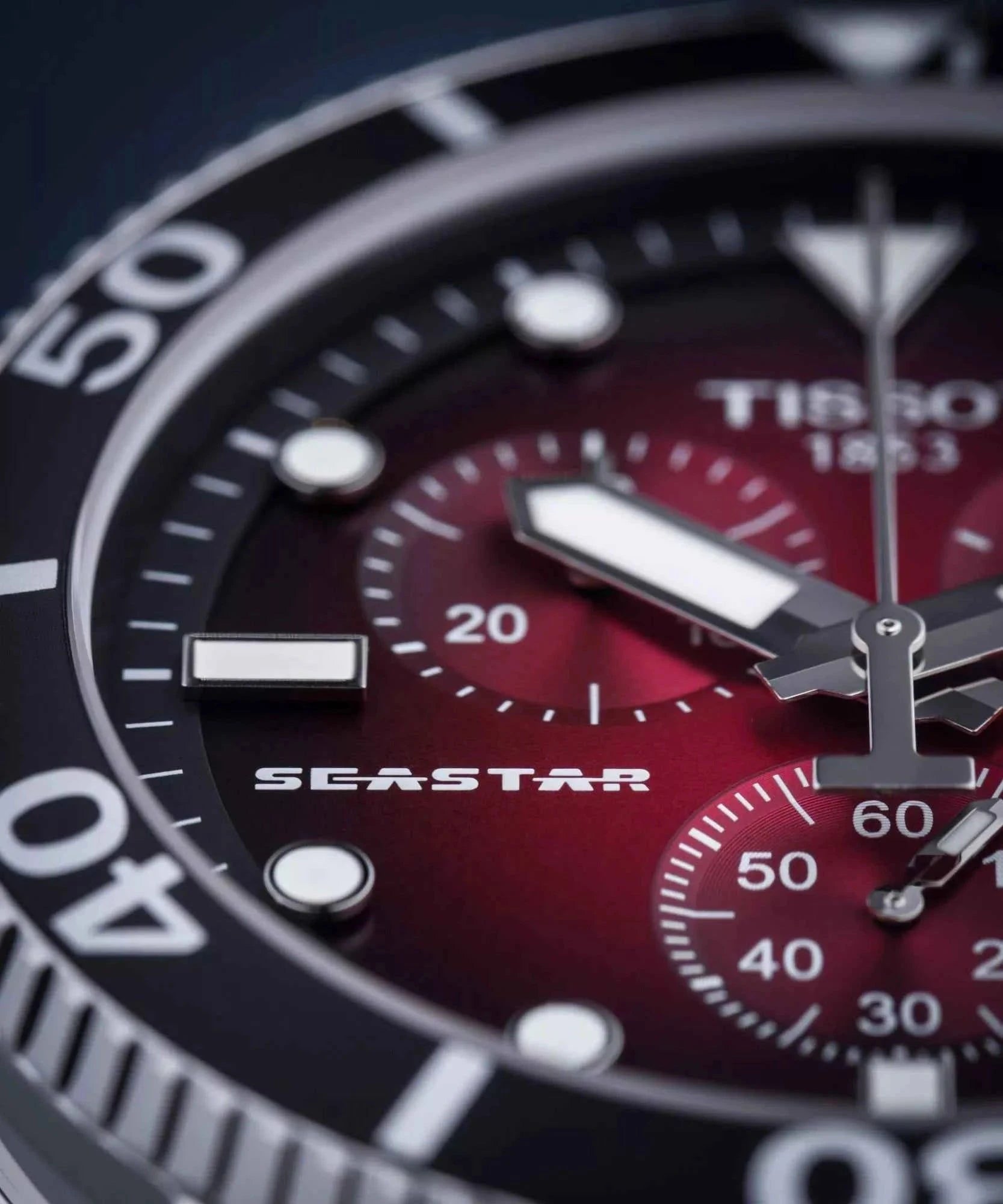 Orologio Tissot Seastar 1000 dettaglio quadrante rosso con indici e lancette