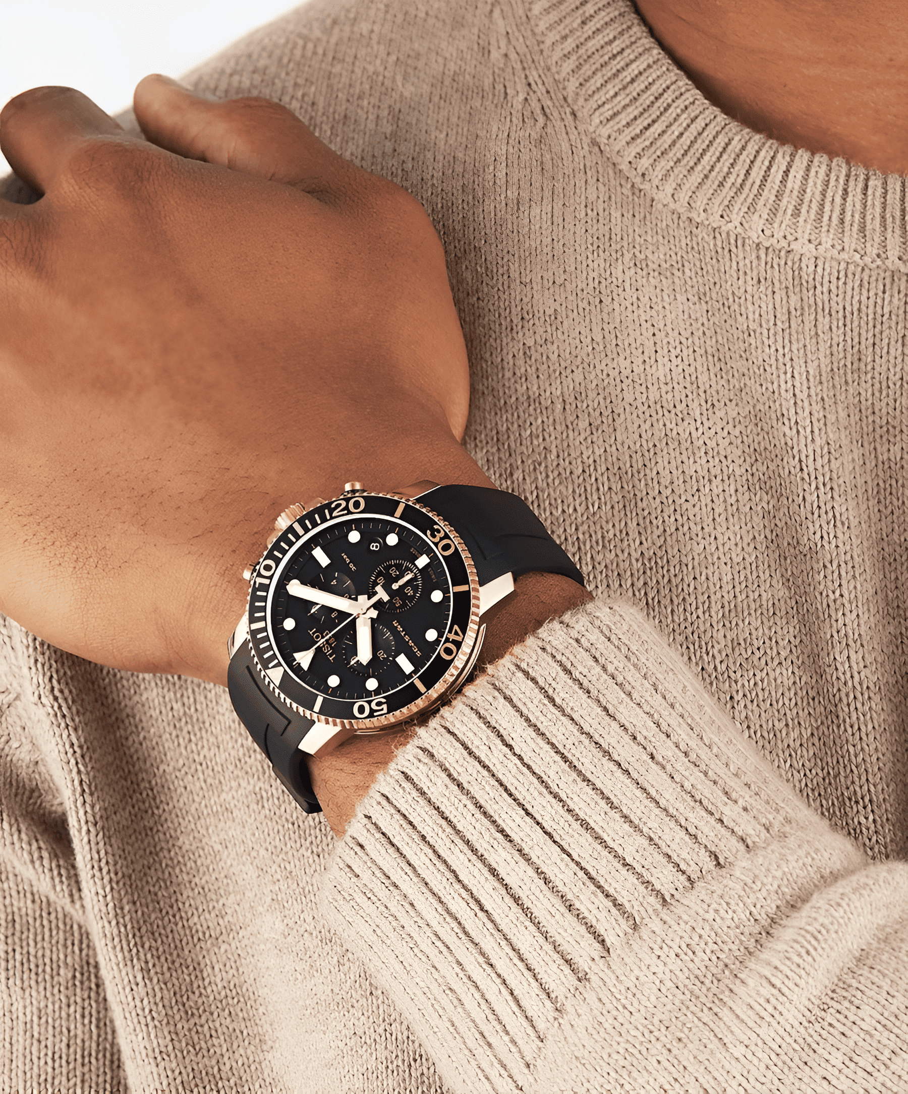Orologio cronografo Tissot con quadrante nero e dettagli oro, cinturino in gomma nera