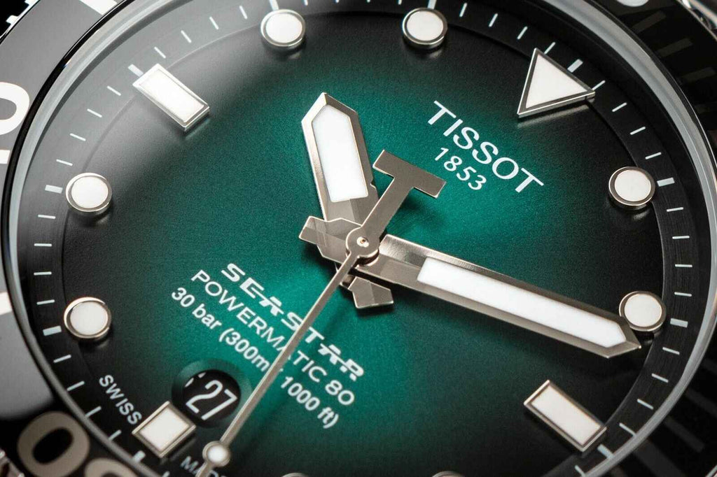 Orologio subacqueo Tissot con quadrante verde e cinturino in acciaio, primo piano