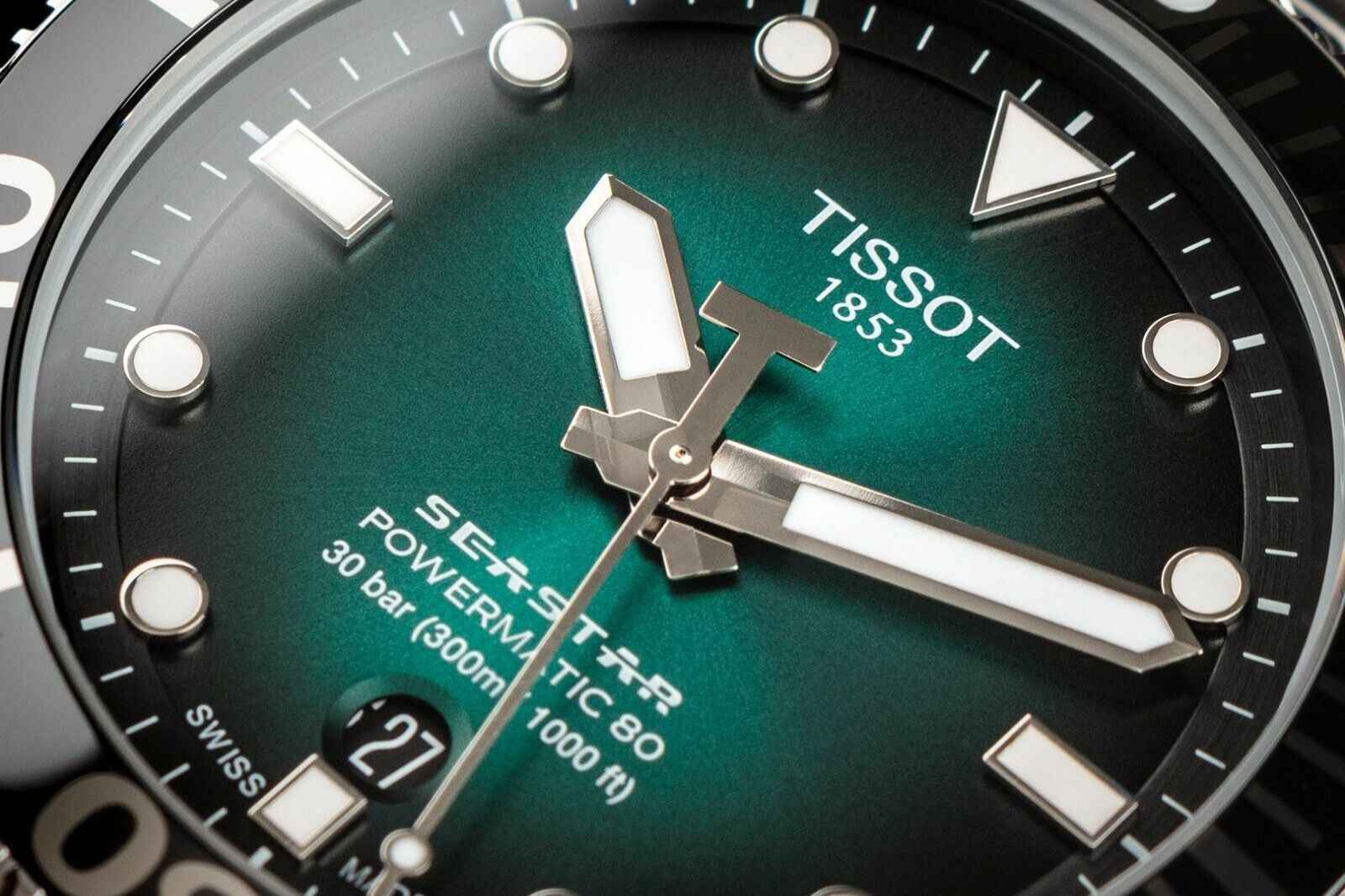 Orologio subacqueo Tissot con quadrante verde e cinturino in acciaio, primo piano