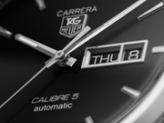 Dettaglio quadrante nero TAG Heuer Carrera: lancette, logo Carrera e indicatore THU 8